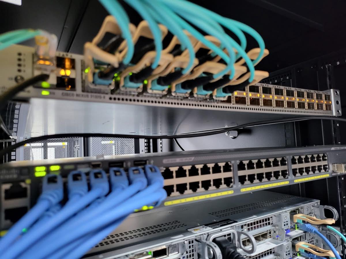 Rack con switch di rete, cablaggio strutturato e server